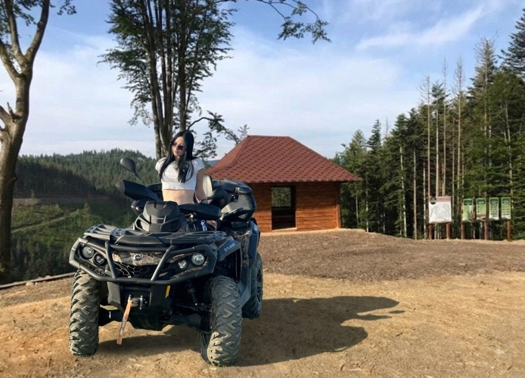 Квадроцикл на гірській місцевості